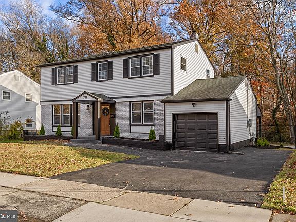 2nd image of 717 Sunset Dr