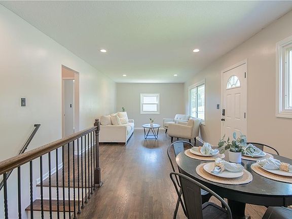 3rd image of 807 N 82nd Ter
