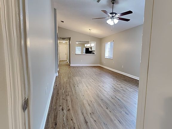 5th image of 530 Scarlet Maple Ct
