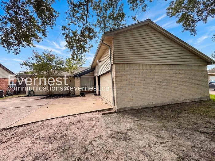 1334 Willersley Ln — Photo 2