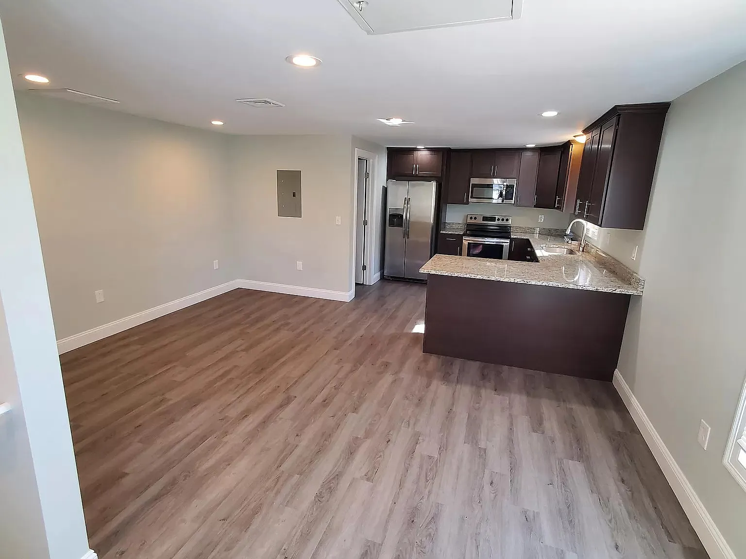 1 bed, 1.5 bath, 800 sqft, $1,695 — Photo 3