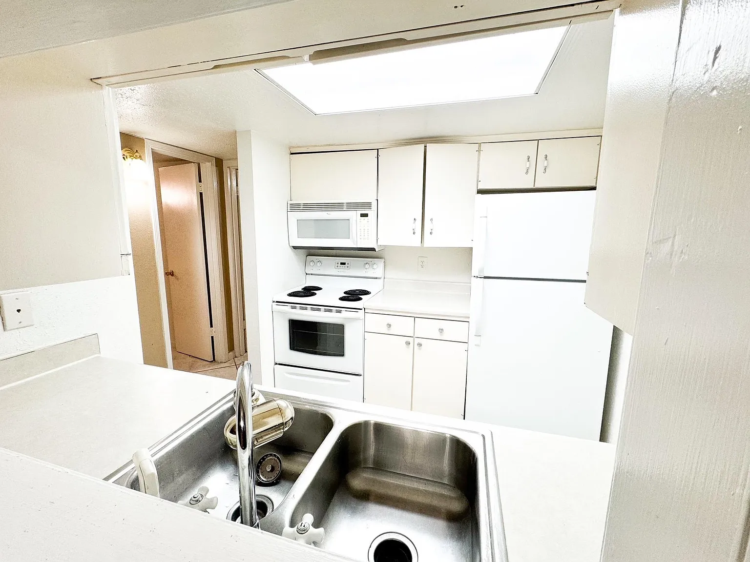 1 bed, 1.0 bath, 748 sqft, $1,300 — Photo 1