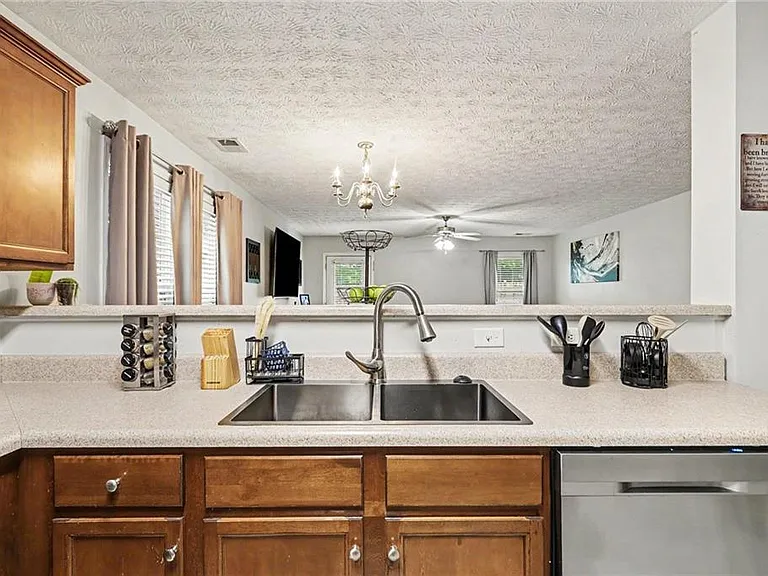 413 Erin Ct — Photo 5