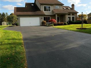 32 Edenfield Rd, Penfield, NY 14526