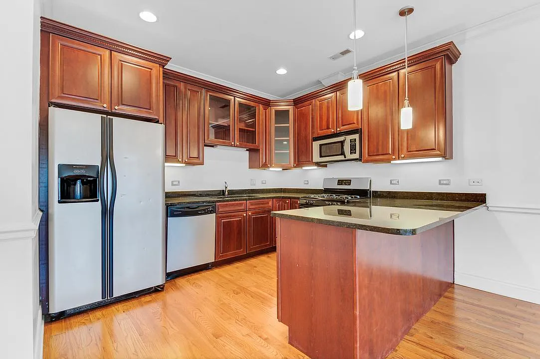 3 bed, 1600 sqft, $4,395 — Photo 3