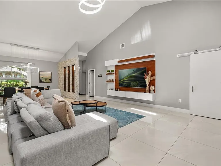 8050 Rural Retreat Ct — Photo 4