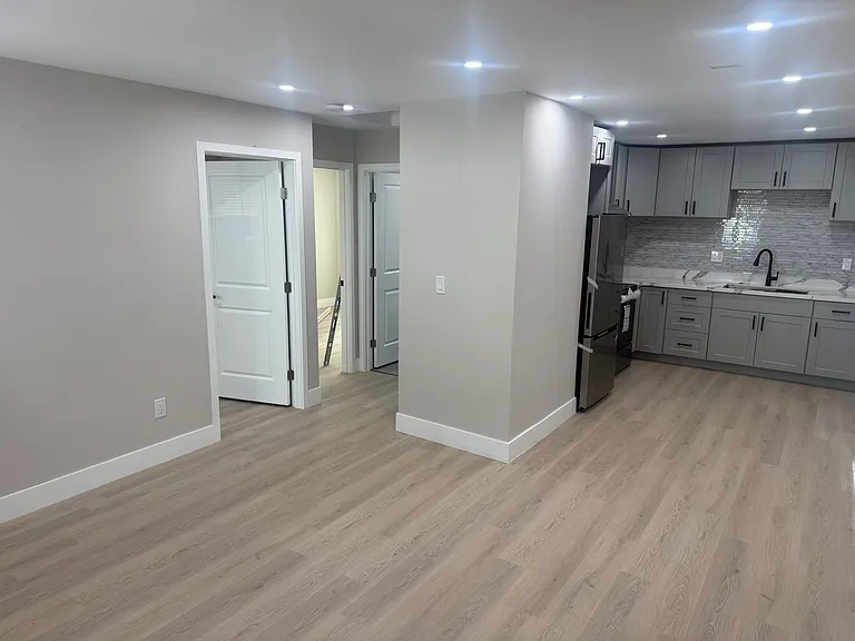 943 N Roosevelt Ave — Photo 4