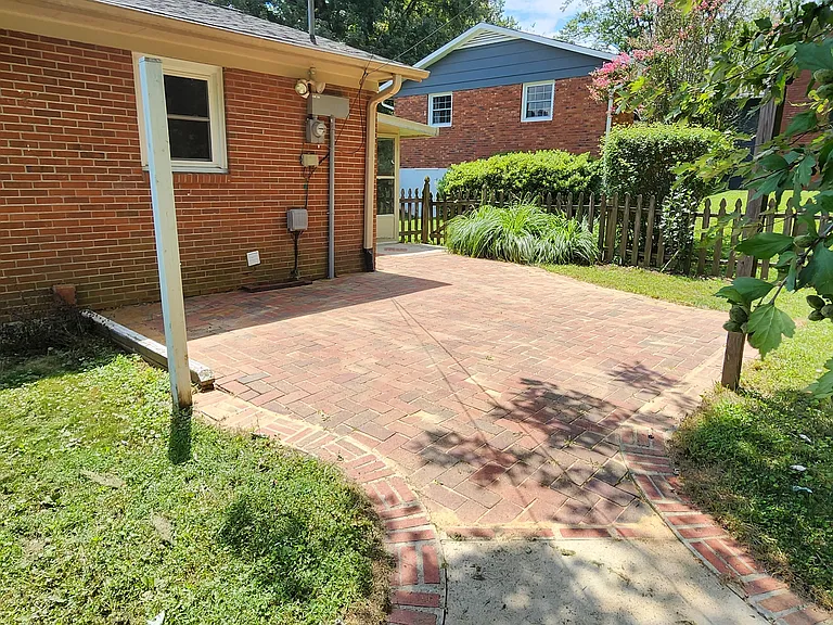 242 Saint Johns St — Photo 4