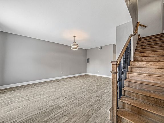 5th image of 830 Threadneedle St APT 240