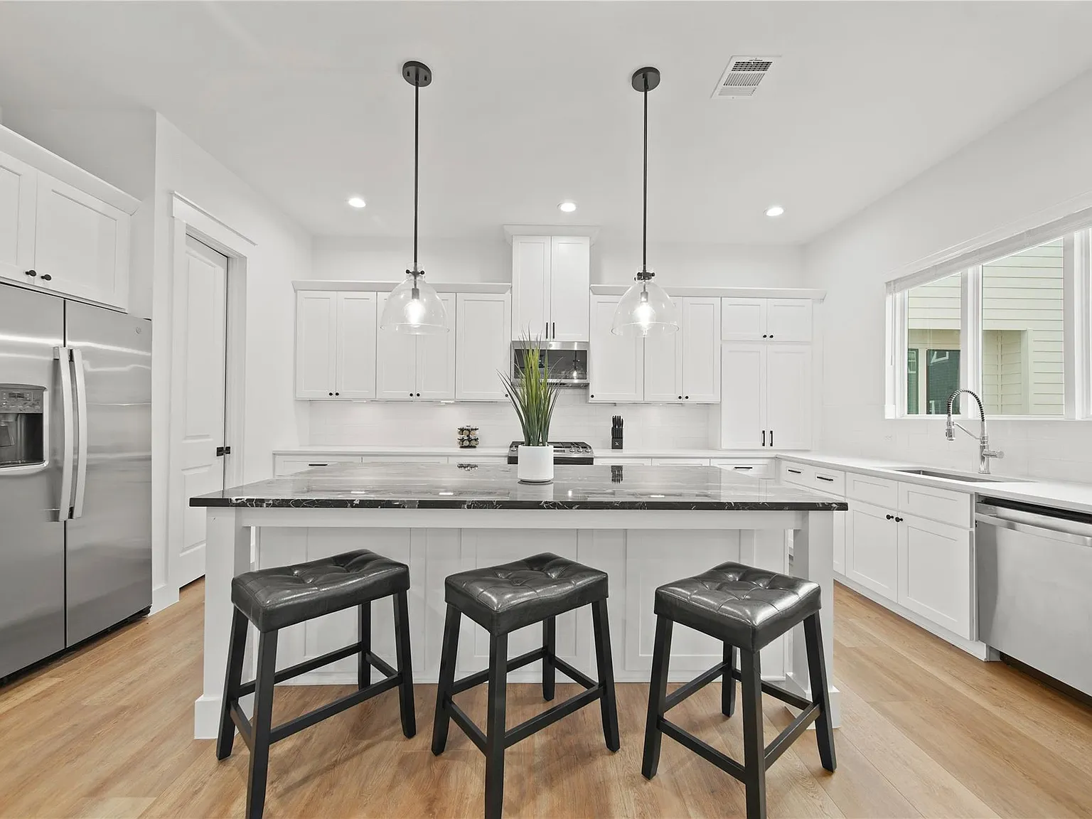 3 bed, 3.5 bath, 2425 sqft, $3,750 — Photo 3