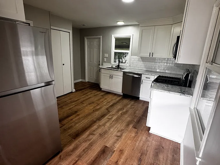 Louise Ave — Photo 2