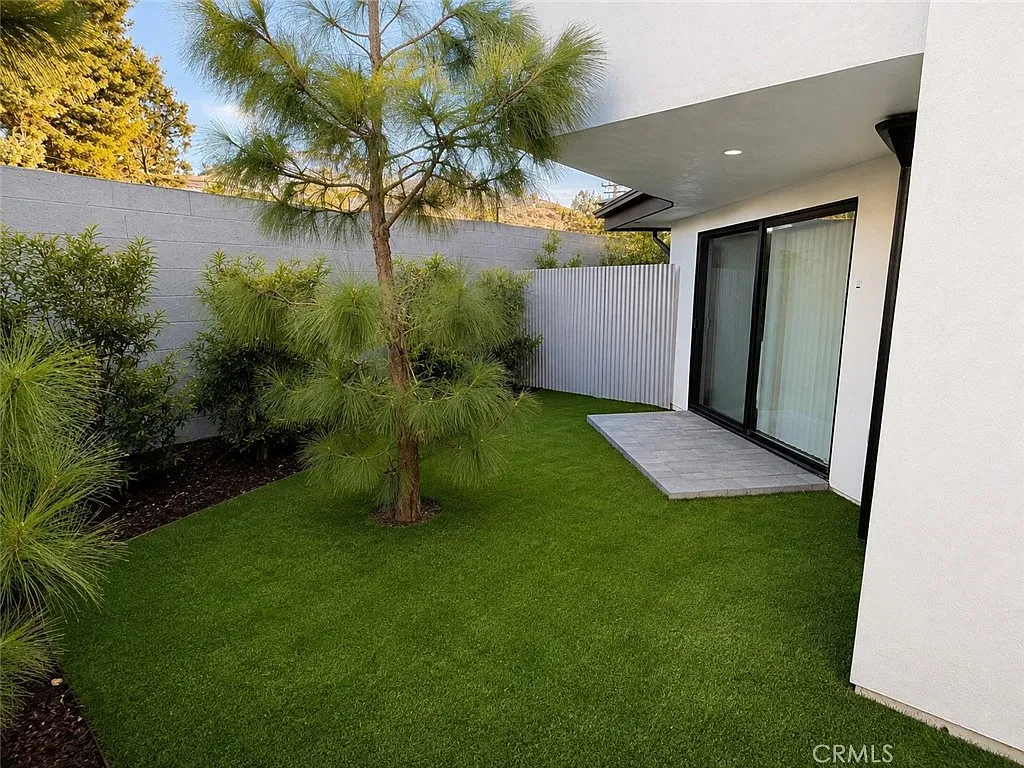 2 bed, 2.5 bath, 1049 sqft, $3,950 — Photo 4