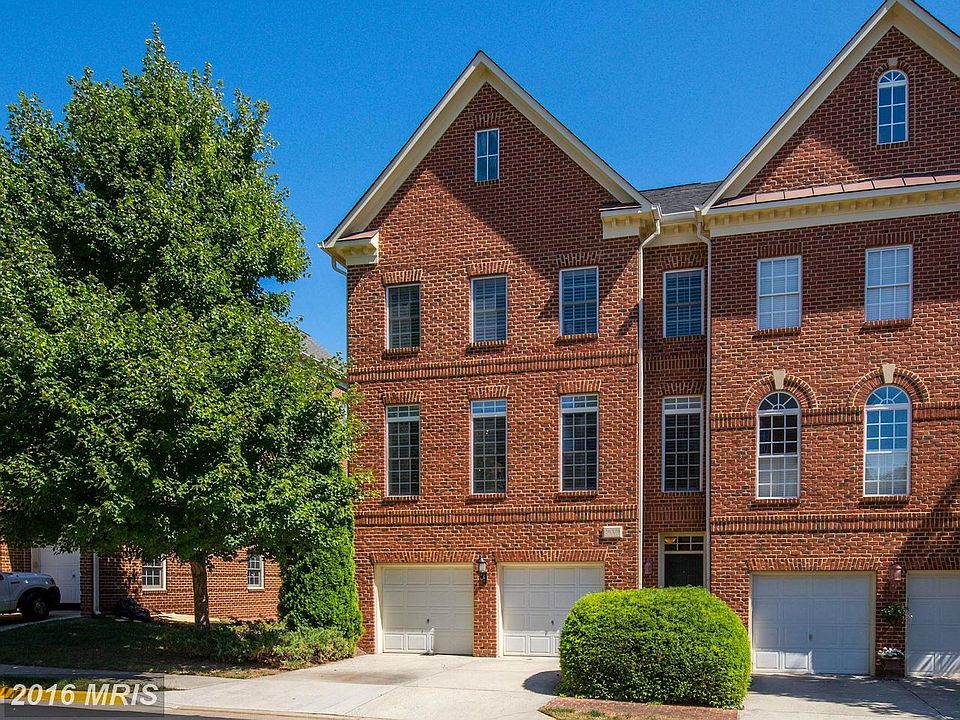 Semi-Custom End Unit Town Home