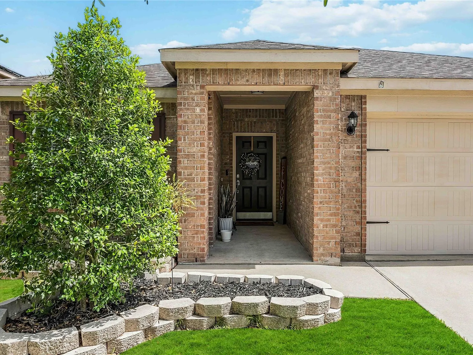 3 bed, 2.0 bath, 1373 sqft, $2,100 — Photo 3