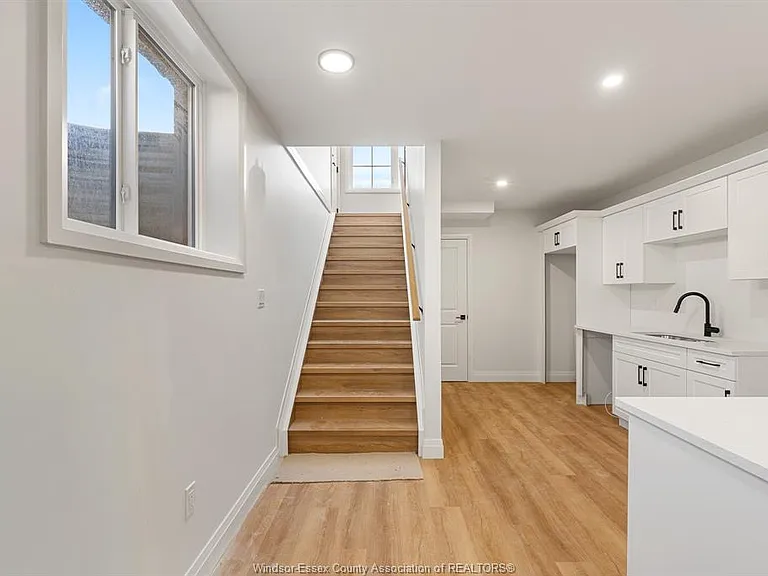 160 McLellan Ave #B — Photo 6