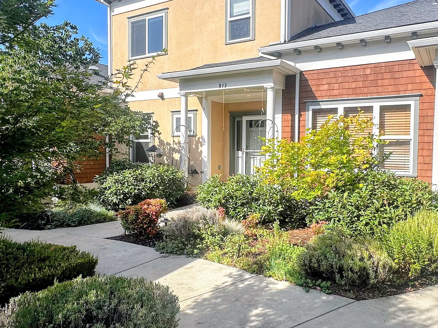 3 bed, 2.5 bath, 1996 sqft, $2,600 — Photo 1