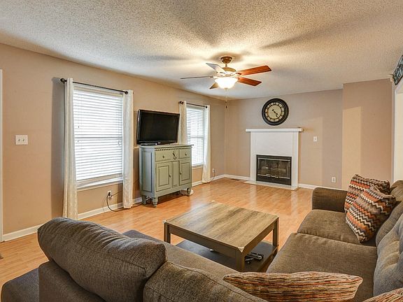 3rd image of 1821 Bourne Cir