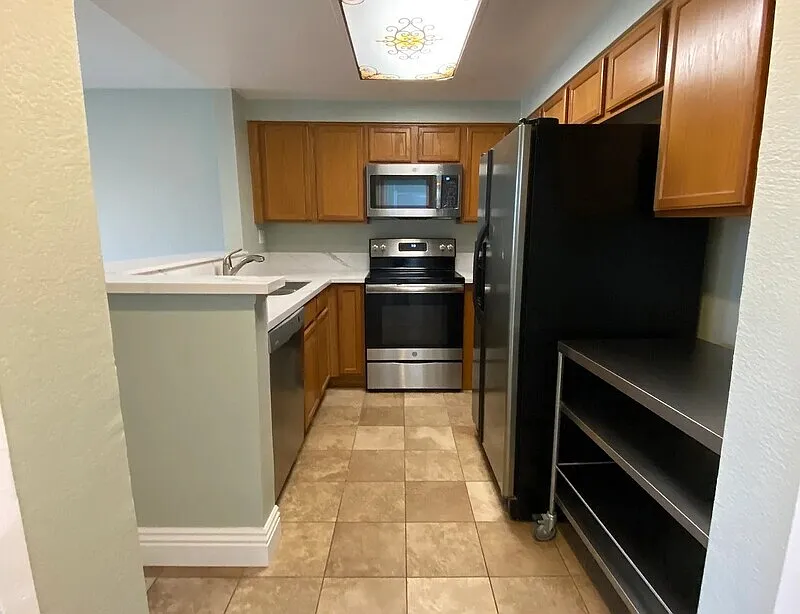 1 bed, 1.0 bath, 554 sqft, $1,997 — Photo 3