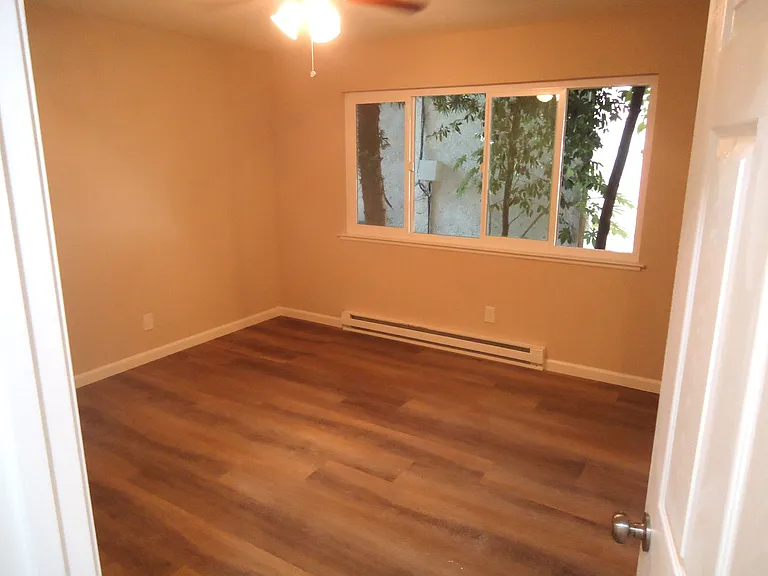 87 Glen Eyrie Ave — Photo 6