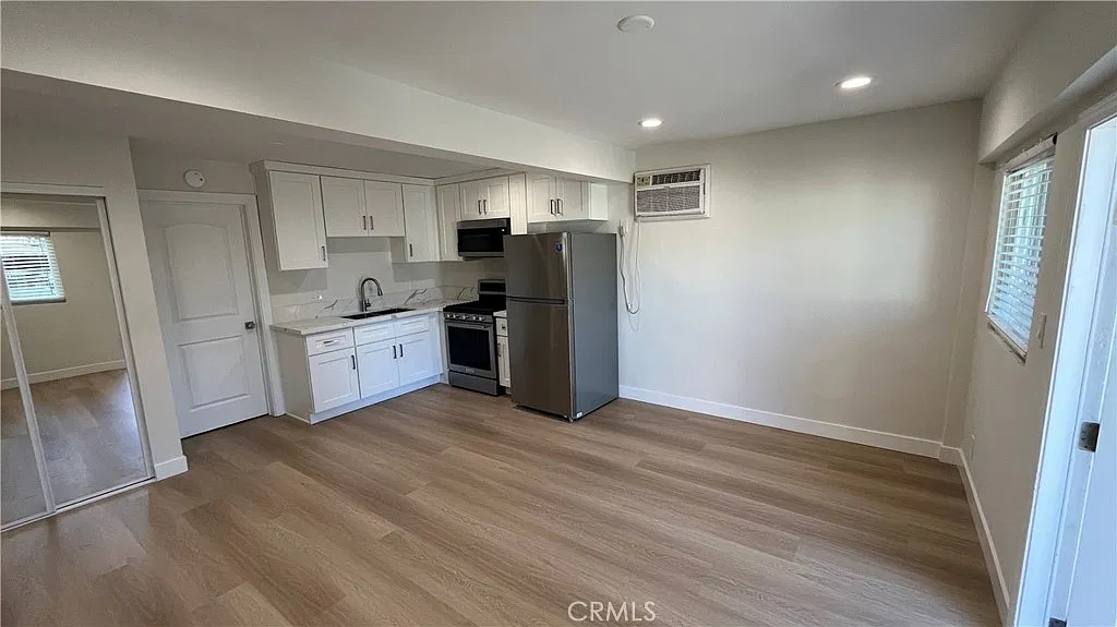 Studio, 400 sqft, $1,695 — Photo 1
