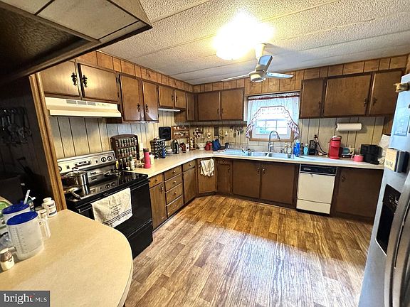 3rd image of 50 Randall Dr