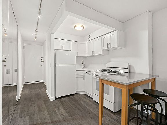 3rd image of 211 Thompson St APT 2O