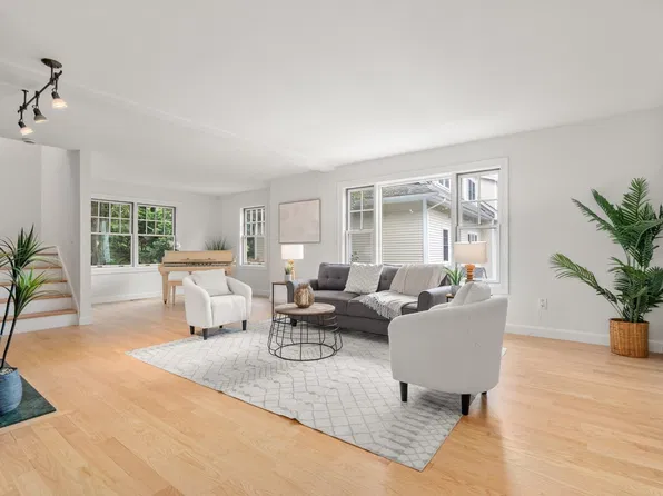 79 Beecher Pl #5, Newton Center, MA 02459
