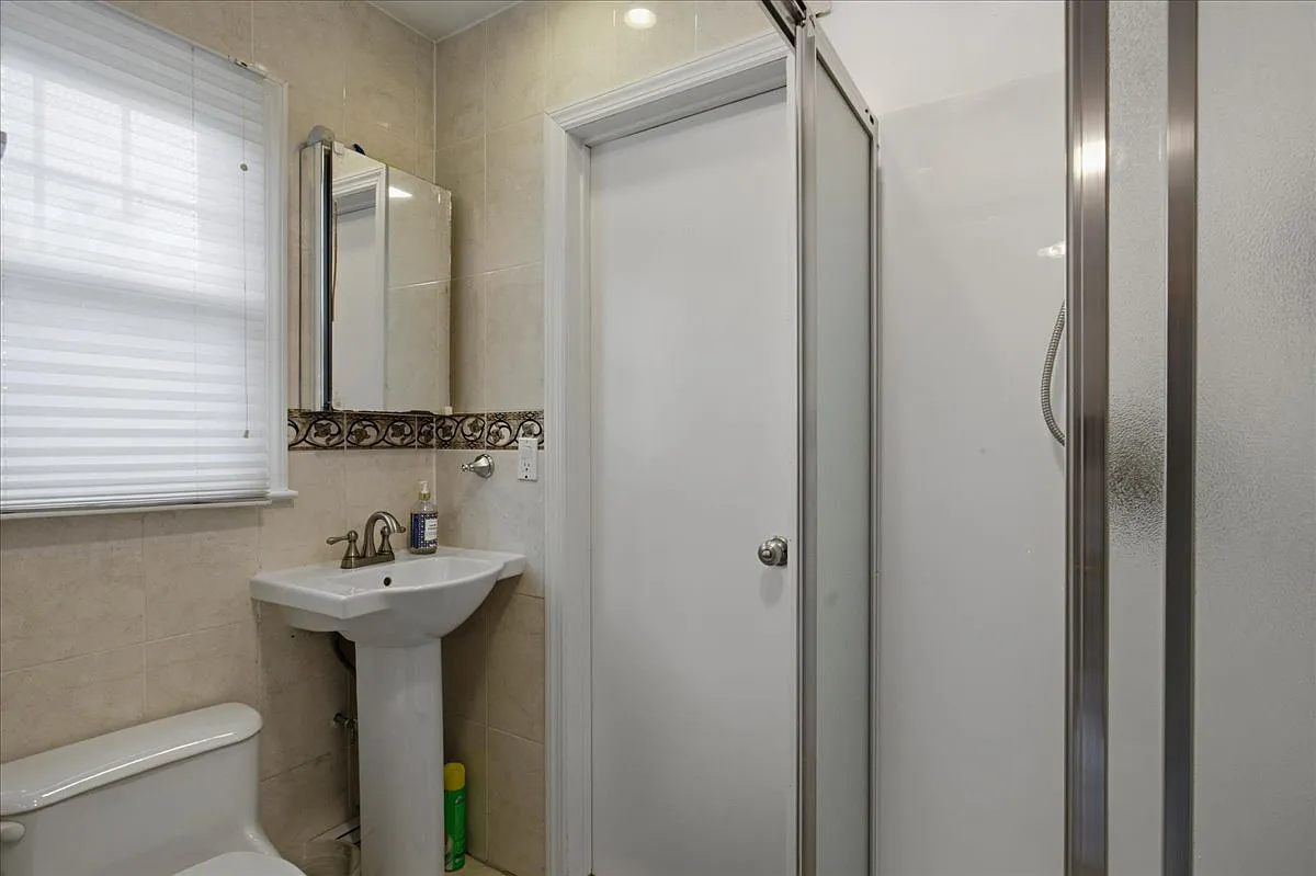 5 bed, 2078 sqft, $7,795 — Photo 4