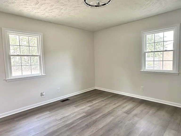1609 Grandview Dr — Photo 10