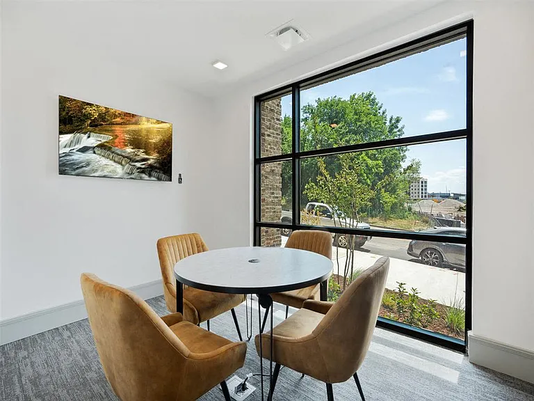Flats on Front — Photo 12