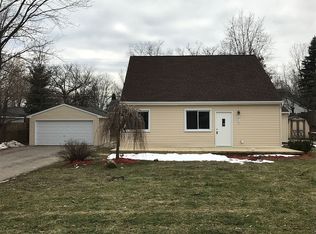 915 Brushwood Ave, Wolverine Lake, MI 48390