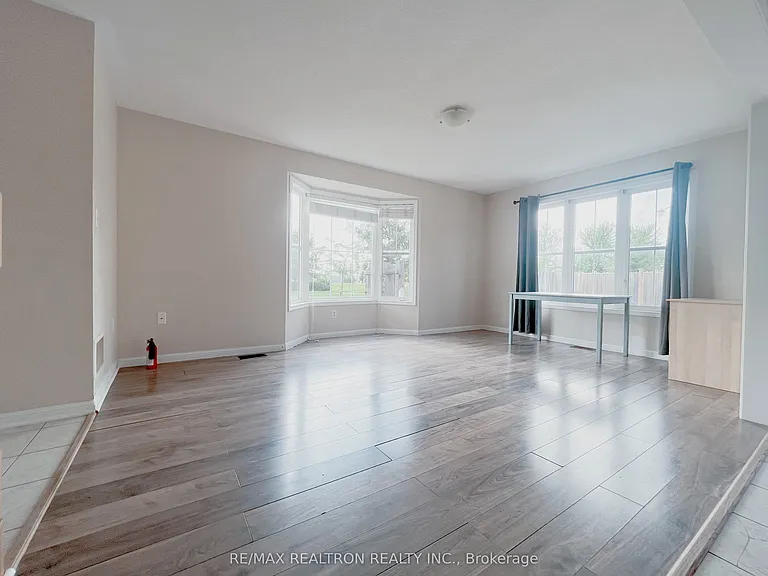 222 Dougherty Cres — Photo 5