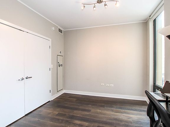 3rd image of 744 N Clark St