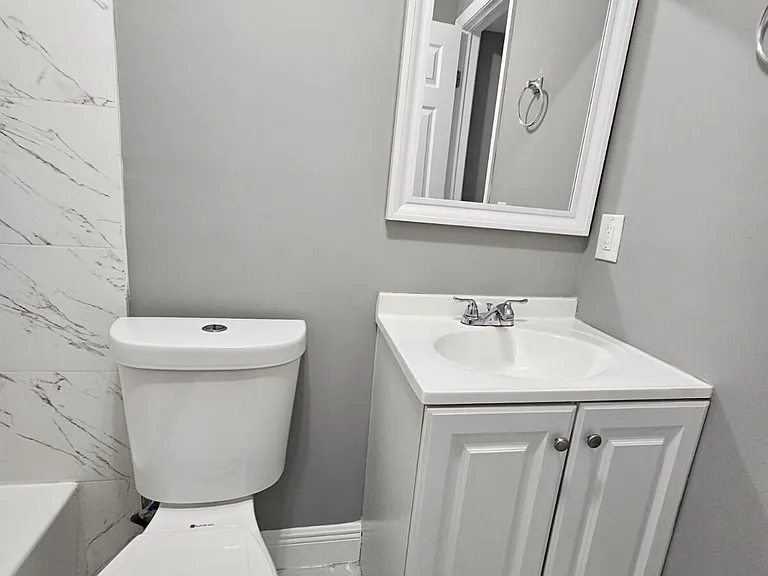 933 W 7th St #A — Photo 13