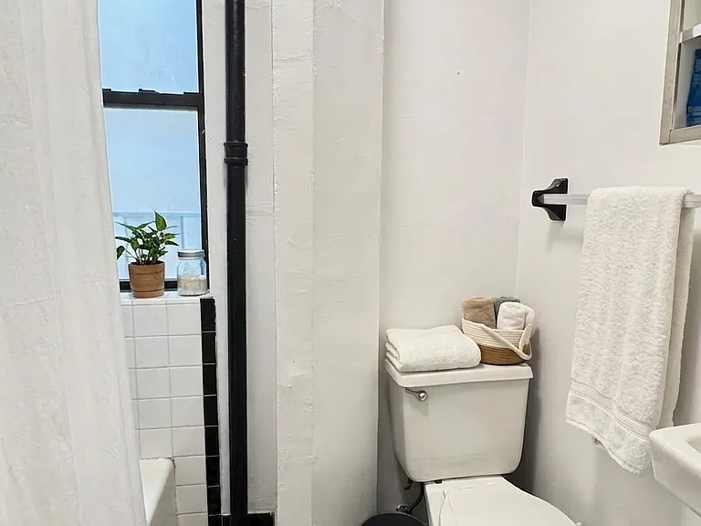 325 E 21st St #12 — Photo 7