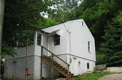 2nd image of 877 1/2 Hanna Dr
