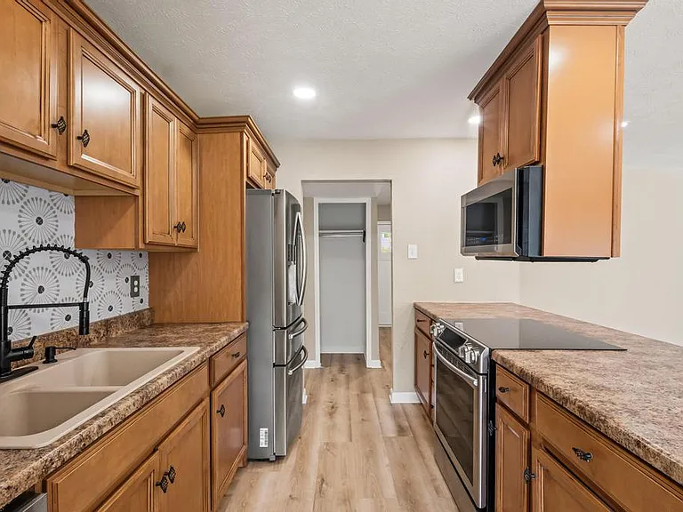 5201 Marks Cir — Photo 3