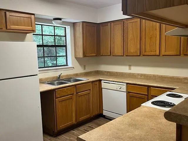 3 bed, 2.0 bath, 1100 sqft, $1,200 — Photo 3