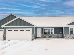 571 Prairie Gardens Ln, Pulaski, WI 54162