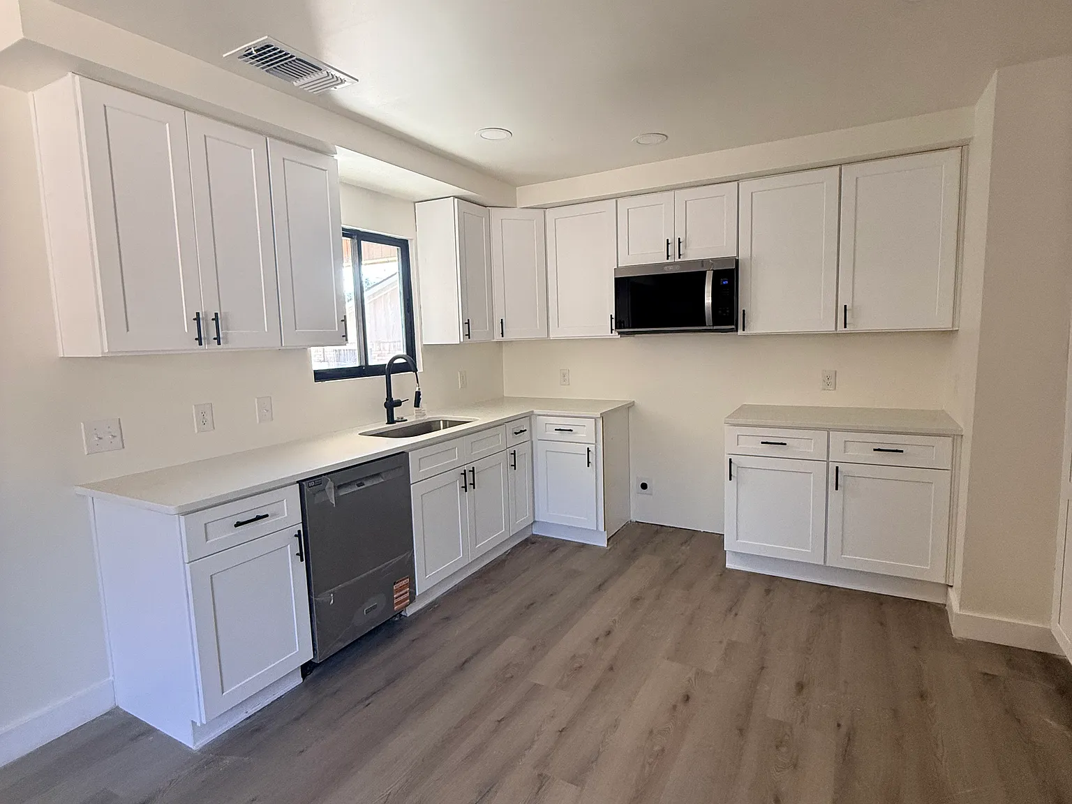 3 bed, 1250 sqft, $1,700 — Photo 3