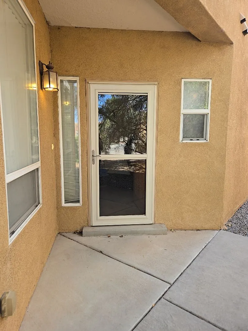 4 Bedroom, 2.5 Bathroom Home! Schedule a Showing Soon! — Photo 2