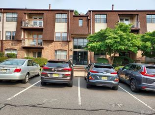 710 Green Hollow Dr, Iselin, NJ 08830