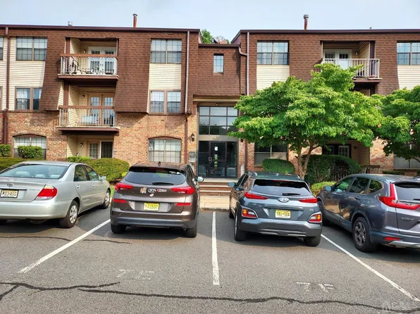 710 Green Hollow Dr, Iselin, NJ 08830