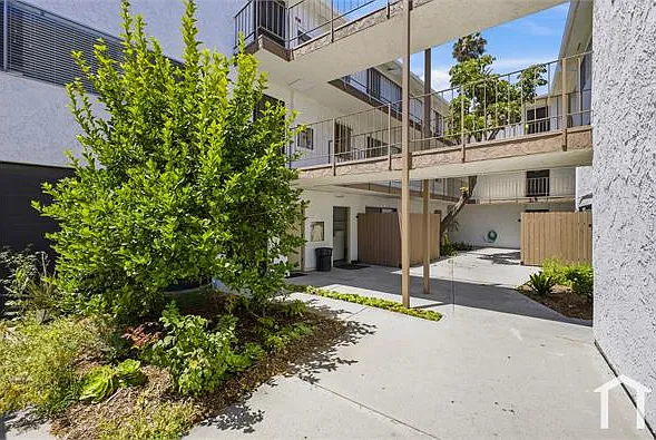 1922 S Hobart Blvd #9 — Photo 31
