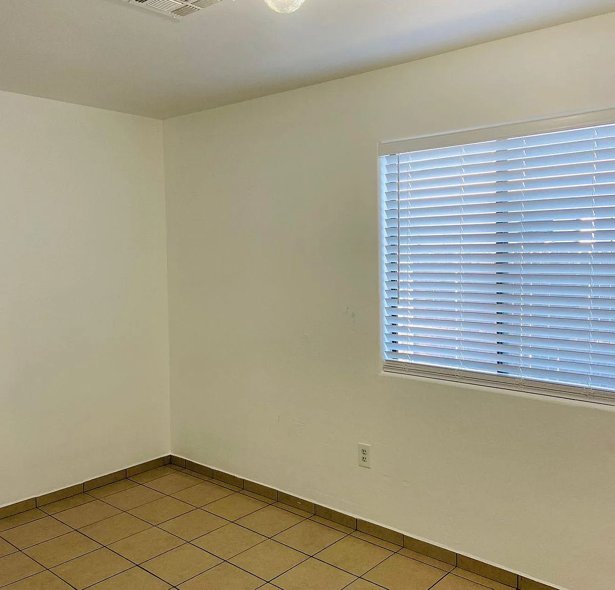 3 bed, 1000 sqft, $1,485 — Photo 2