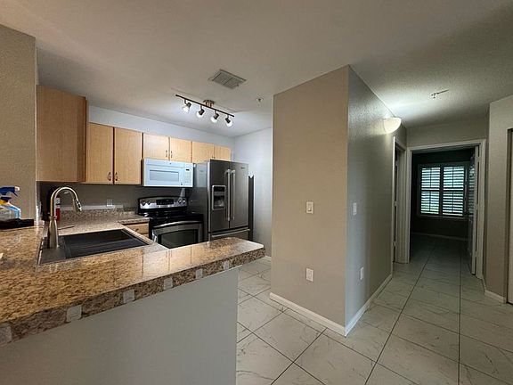 5th image of 940 Village Trl Unit 4-102
