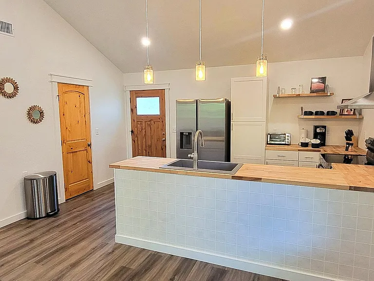 1007 Campbell St — Photo 25