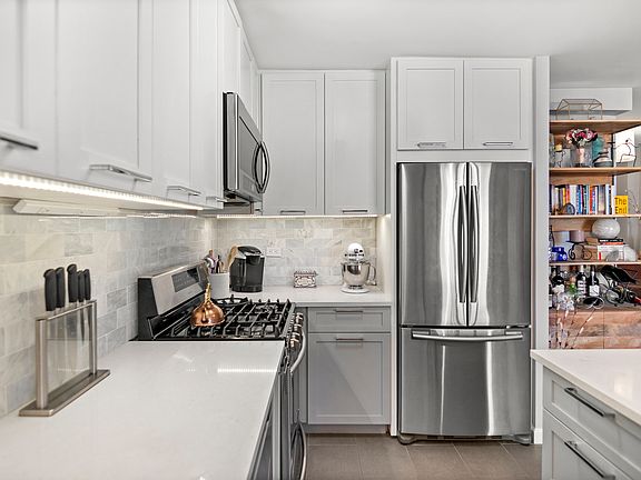 3rd image of 251 E 51st St APT 9N