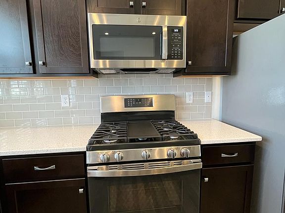 Gas Stove w/ Exhaust