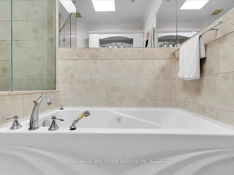 85 Bedford Park Ave — Photo 30